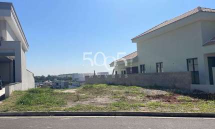 Terreno à venda no condomínio Saint Paul com 449m2 de terreno, ótima topografia e boa localização.