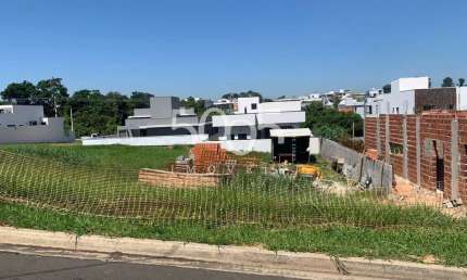 Lote em declive à venda no condomínio Saint Paul com 360m2 em ótima localização e boa topografia.
