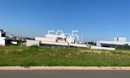 Terreno em declive com 361m2 de área total, em excelente localização dentro do condomínio.