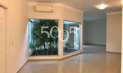 Casa à venda no condomínio Chácaras Flórida com 300m² de área construída e 5.304m² de terreno.