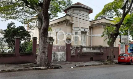 Casa que é um ícone na cidade de Itu, que, além de estar localizada em frente a uma linda e conhecida praça, tem um terreno excelente, amplo.
