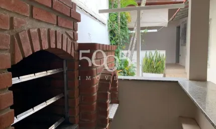 Casa no Centro à venda com excelente localização, ideal para ponto comercial. São 3 dormitórios, 2 banheiros, sala, cozinha, quintal