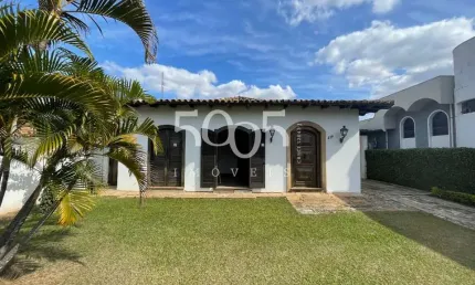 Linda casa colonial à venda no Centro de Itu com 190m² de área construída e 562m² de área total.