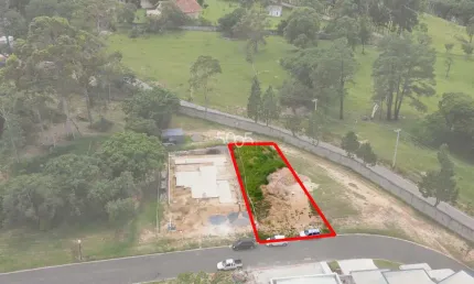 Terreno à venda no condomínio villas do golf, com 497m² de área útil. excelente lote com ótima topografia, com boa localização no condomínio.