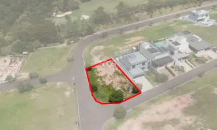 Terreno à venda no condomínio Villas do Golf, com 611m² de área útil. Excelente lote com ótima topografia, com boa localização no condomínio.