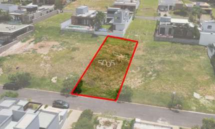 Terreno à venda no condomínio Villas do Golf, com 503m² de área útil. Excelente lote com ótima topografia, com boa localização no condomínio.