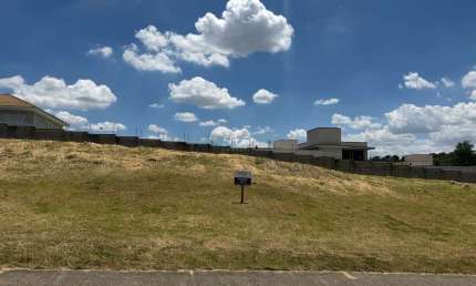 Terreno comercial com 12m de frente e 30m de comprimento (360m2), vagas de estacionamento, localização ótima, perto a condomínios de alto padrão