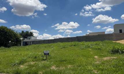 Terreno comercial com 12m de frente e 30m de comprimento (360m2), vagas de estacionamento, localização ótima, perto a condomínios de alto padrão