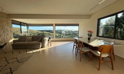 Oportunidade no condomínio Campos de Santo Antonio com 300m2 de construção e 809m2 de terreno. Linda vista, ótima localização dentro do condomínio