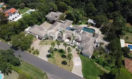 Essa casa no condomínio Terras de São José l é o sonho de qualquer pessoa, com 4588m² de terreno e 1242m² de área construída, será vendida completamen