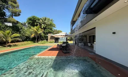 Casa à venda com 2012m² de terreno e 745m² de área construída, completamente mobiliada, cascata, sauna, academia, elevador e quadra de beach tennis.