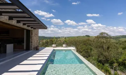 A casa dos seus sonhos no condomínio campos de santo antonio ii em itu, com projeto por ka2r arquitetura, fundo para área verde, detalhes que encantam