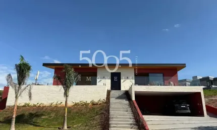 Excelente imóvel com 325m2 de área construída e 700m2 de terreno, em área bem privilegiada dentro do condomínio Campos II