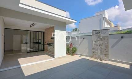 Excelente casa térrea à venda no condomínio Lagos D'Icaraí em Salto com 150m2 de construção e 308m2 de terreno. Projeto da arquiteta Aline Santa Rosa