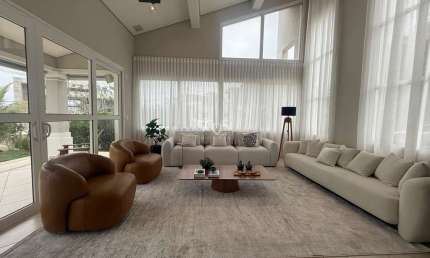 Casa mobiliada e reformada à venda com 460m2 de área construída e 1145m² de área total