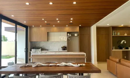 Casa mobiliada à venda no condomínio campos de santo antonio ii em itu com 388m2 de construção e 829m2 de terreno.