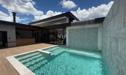 Venha se encantar com esta linda casa assinada por Ferraz Scutieri, completamente mobiliada e decorada!