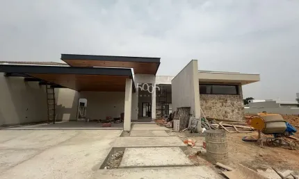 Casa em construção à venda no condomínio Parque Ytu Xapada. Terreno com 12171m² e 390 m² de área construída.