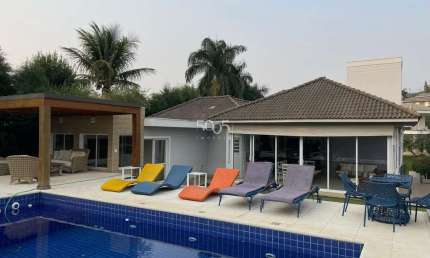 Com uma marcenaria impecável em todos os cômodos, esquadrias em PVC de alta qualidade e um paisagismo deslumbrante, essa casa é um verdadeiro oásis de