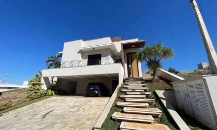 Casa à venda no Condomínio Jardim Theodora, 3 suítes, com 285m² de área construída e 600m² de área total