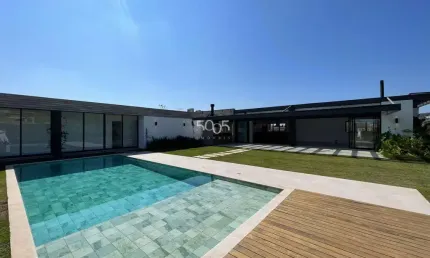 Casa térrea à venda no Condomínio Terras de São José II, 5 suítes, com 540m² de área construída e 2.132m² de área total