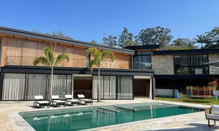 Casa de campo à venda no Cond. Terras de São José, 5 suítes, cinema, quadra, SPA, automação completa