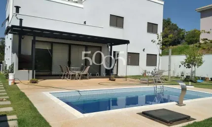 Casa à venda no Condomínio Campos de Santo Antônio II, com 327m² de área construída e 806m² de área total.