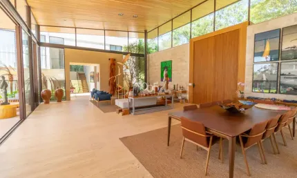 Com uma arquitetura contemporânea e sutil projetada pelo renomado arquiteto Caio Bandeira, essa casa une elementos naturais e mobiliários Ornare