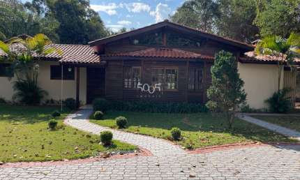 Casa de madeira à venda no condomínio Chácaras Flora em Itu, com 300m² de área construída e 2.788,58m² de terreno.