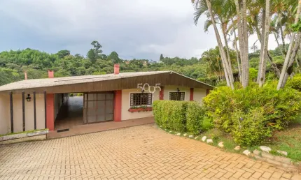 Chácara à venda no Condomínio Porta do Sol em Mairinque, com 238,70m² de área construída em 2.850m² de área total.