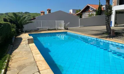 Casa à venda no condomínio campos de santo antônio, com 375m² construídos e 745,61m² de área total.