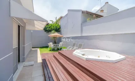 Linda casa à venda no Condomínio Portal Vila Rica com 178,75m² de área construída e 358,23m² de área total.