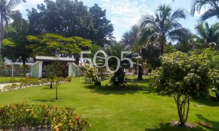 Casa térrea, totalmente mobiliada, possui 500 m2 de área construída, em um terreno de 2.000 m2. Localizada em uma das ruas mais tranquilas do Cond.