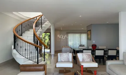 Linda casa à venda no condomínio Theodora com 512m2 de construção e 601m2 de terreno.