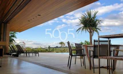 Linda e exclusiva casa projetada por Studio Arthur Casas e construída por Magnotec Engenharia com 841m2 de construção e 2269m2 de terreno.