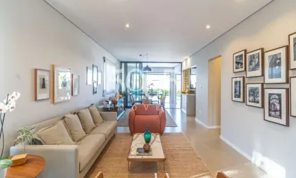 Casa semi- mobiliada à venda no condomínio Saint Paul com 270m² de área construída e 360m² de área total.