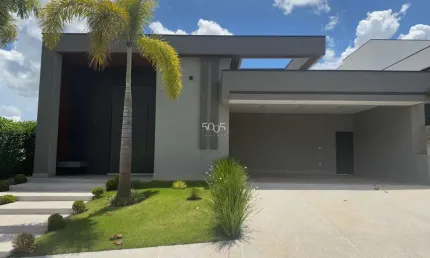Lindo imóvel com projeto de Fernanda Santoro à venda no condomínio Villas do Golf com 275m2 de construção e 503m2 de terreno.