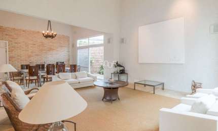 Reformada, 5 amplas suítes, sala de estar, sala de jantar, escritório, sala de tv, roupeiro grande, cozinha, copa e despensa. 2 suítes de serviço