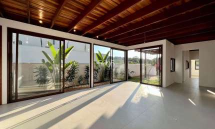 Casa térrea à venda no Condomínio Saint Paul em Itu, 3 suítes,  218m² de área construída e área total de 360m².