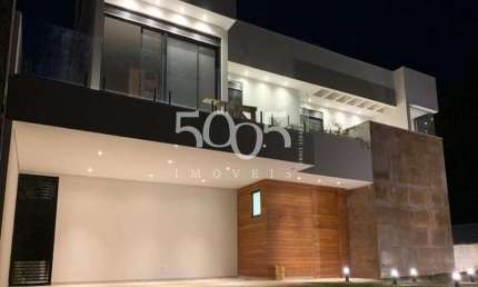 Excelente casa com 400m2 de área construída, somada a áreas úteis como varandas e fogo de chão que acrescentam mais 150m2.  Seu terreno mede 1004m2.