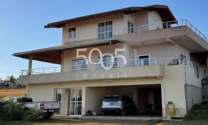 Casa à venda no condomínio Terras de Santa Izabel com 445m² de área construída e 1021m² de área total.