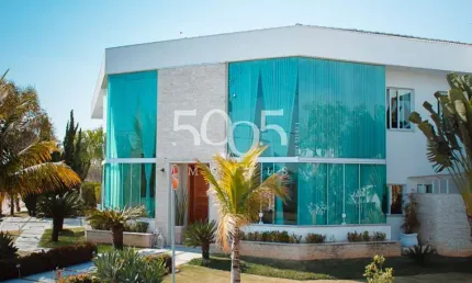 Casa à venda com 700m2 de área construída e 1100m² de área total.