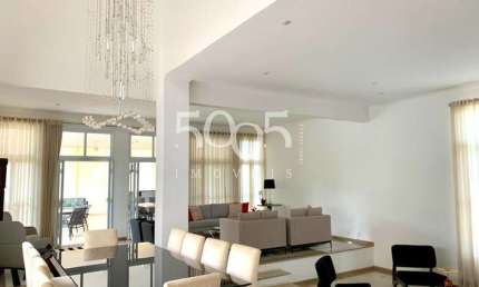Linda e distinta casa no condomínio Jardim Theodora com 700m2 de construção e 905m2 de terreno.