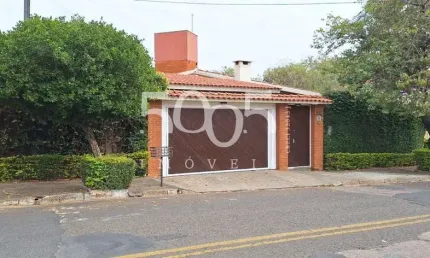Casa à venda no bairro Jardim Faculdade com 386m² de construção e 725m² de terreno.