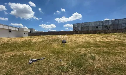 Terreno comercial com 12m de frente e 30m de comprimento (360m2), vagas de estacionamento, localização ótima, perto a condomínios de alto padrão
