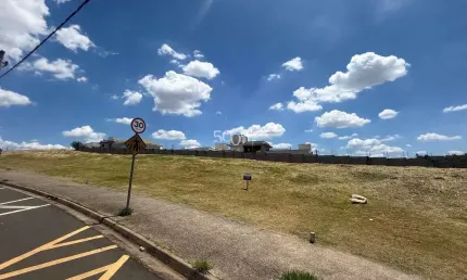 Terreno comercial com 12m de frente e 30m de comprimento (360m2), vagas de estacionamento, localização ótima, perto a condomínios de alto padrão
