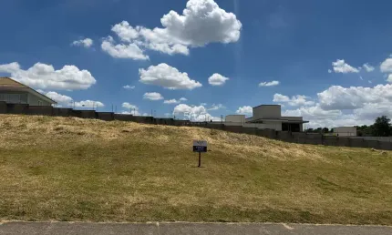 Terreno comercial com 12m de frente e 30m de comprimento (360m2), vagas de estacionamento, localização ótima, perto a condomínios de alto padrão