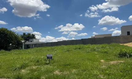 Terreno comercial com 12m de frente e 30m de comprimento (360m2), vagas de estacionamento, localização ótima, perto a condomínios de alto padrão