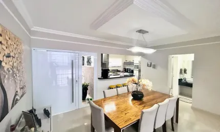 Lindo sobrado de 03 suites com sacada e garagem para 04 veículos a venda em Mogi das Cruzes