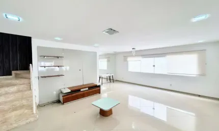 Casa a venda no Condomínio Aruã com 03 suítes, piscina e churrasqueira, garagem para 04 veiculos